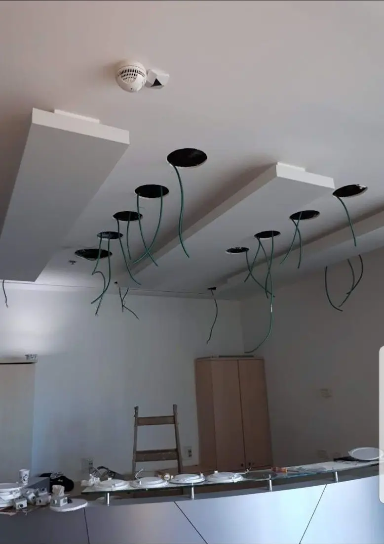 תקרת גבס עם פתחים וחוטים לפני התקנת הספוטים